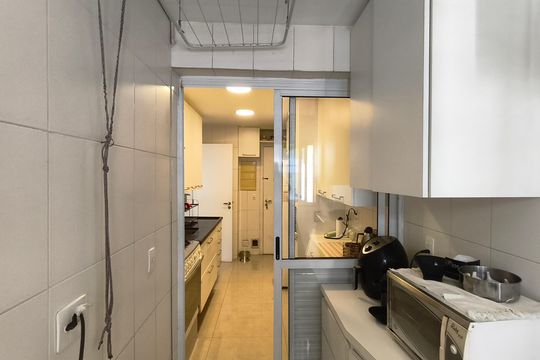 Compra este apartamento com 4 quartos e churrasqueira no condomínio. Animais de estimação permitidos. — Área de Serviço