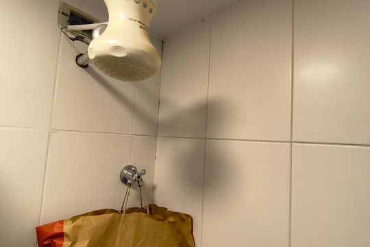 Compra este apartamento com 4 quartos e churrasqueira no condomínio. Animais de estimação permitidos. — Banheiro de Serviço