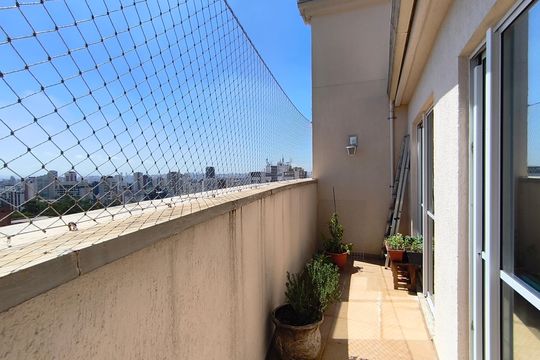Compra este apartamento com 4 quartos e churrasqueira no condomínio. Animais de estimação permitidos. — Cobertura
