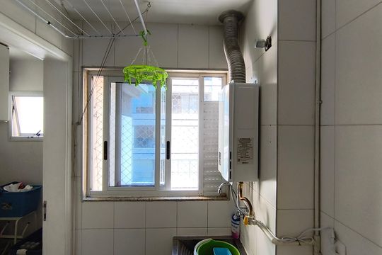Compra este apartamento com 4 quartos e churrasqueira no condomínio. Animais de estimação permitidos. — Área de Serviço