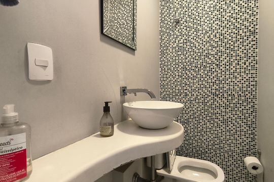 Compra este apartamento com 4 quartos e churrasqueira no condomínio. Animais de estimação permitidos. — Lavabo