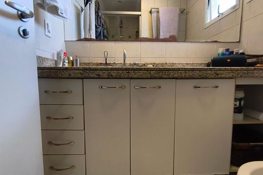 Compra este apartamento com 4 quartos e churrasqueira no condomínio. Animais de estimação permitidos. — Banheiro da Suíte
