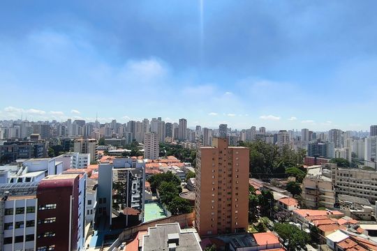Compra este apartamento com 4 quartos e churrasqueira no condomínio. Animais de estimação permitidos. — Vista da Varanda