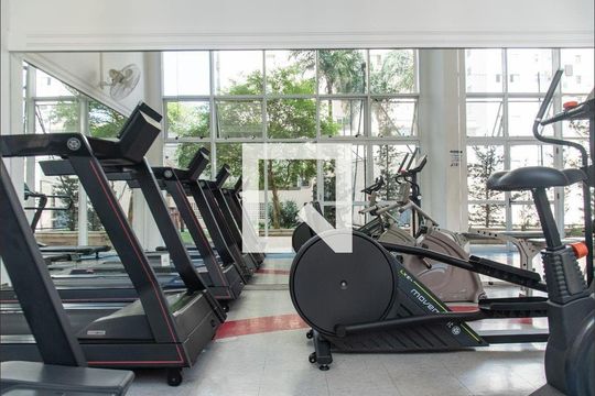 Compra este apartamento com 4 quartos e churrasqueira no condomínio. Animais de estimação permitidos. — Academia