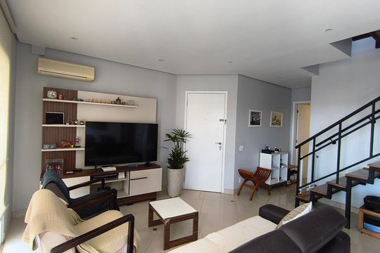 Compra este apartamento com 4 quartos e churrasqueira no condomínio. Animais de estimação permitidos. — Sala