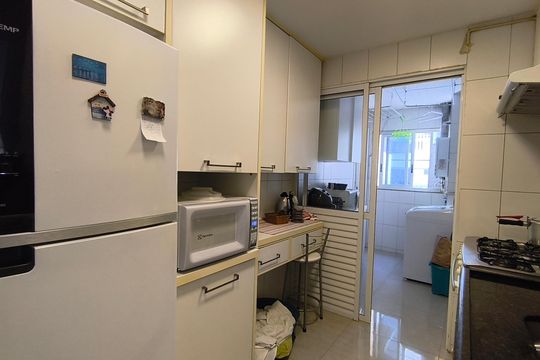 Compra este apartamento com 4 quartos e churrasqueira no condomínio. Animais de estimação permitidos. — Cozinha