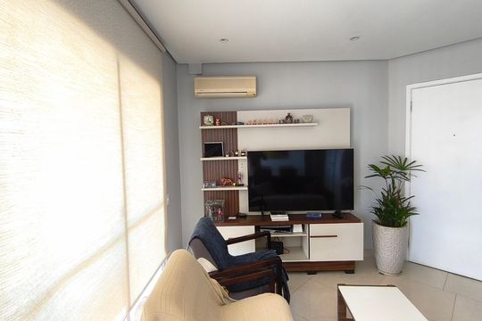 Compra este apartamento com 4 quartos e churrasqueira no condomínio. Animais de estimação permitidos. — Sala