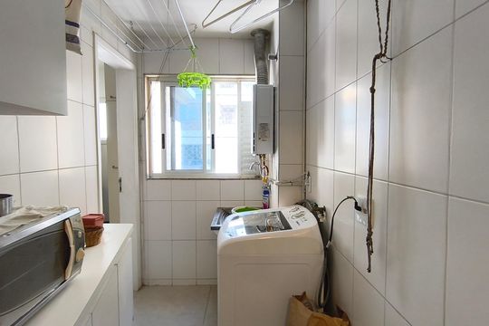 Compra este apartamento com 4 quartos e churrasqueira no condomínio. Animais de estimação permitidos. — Área de Serviço