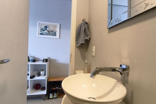 Compra este apartamento com 4 quartos e churrasqueira no condomínio. Animais de estimação permitidos. — Lavabo