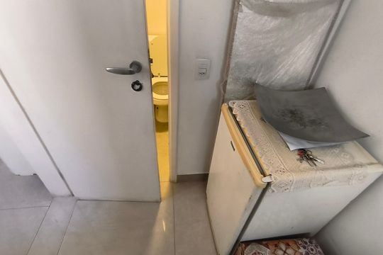 Compra este apartamento com 4 quartos e churrasqueira no condomínio. Animais de estimação permitidos. — Quarto de Serviço