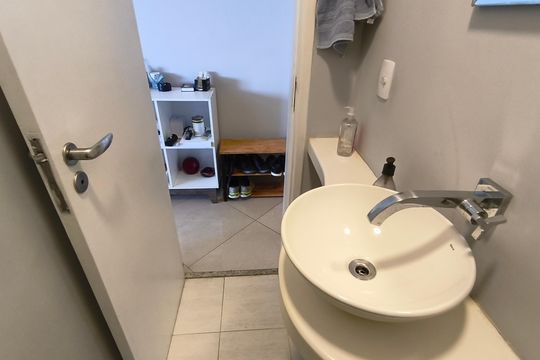 Compra este apartamento com 4 quartos e churrasqueira no condomínio. Animais de estimação permitidos. — Lavabo