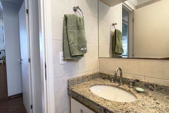 Compra este apartamento com 4 quartos e churrasqueira no condomínio. Animais de estimação permitidos. — Banheiro