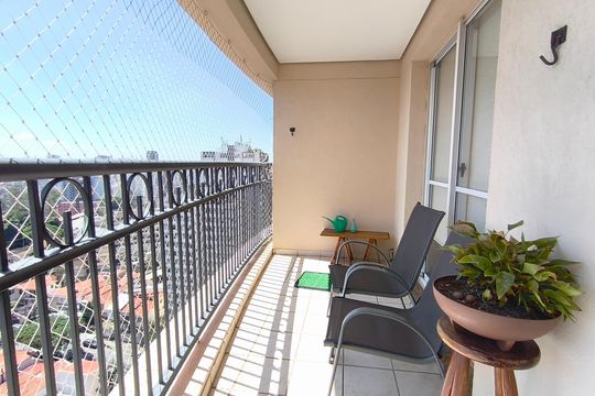 Compra este apartamento com 4 quartos e churrasqueira no condomínio. Animais de estimação permitidos. — Varanda