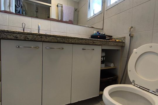 Compra este apartamento com 4 quartos e churrasqueira no condomínio. Animais de estimação permitidos. — Banheiro da Suíte