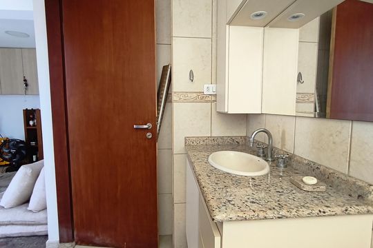 Compra este apartamento com 4 quartos e churrasqueira no condomínio. Animais de estimação permitidos. — Banheiro Superior