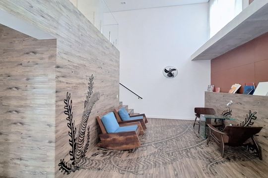 Apartamento mobiliado com 3 quartos, varanda, academia e piscina no condomínio. Ideal para compra. — Área comum