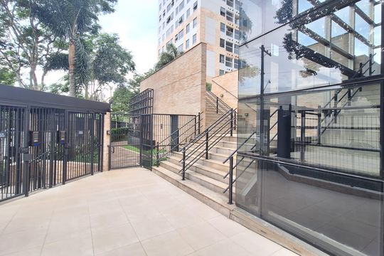 Apartamento mobiliado com 3 quartos, varanda, academia e piscina no condomínio. Ideal para compra. — Área comum