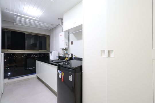 Apartamento mobiliado com 3 quartos, varanda, academia e piscina no condomínio. Ideal para compra. — Área de Serviço