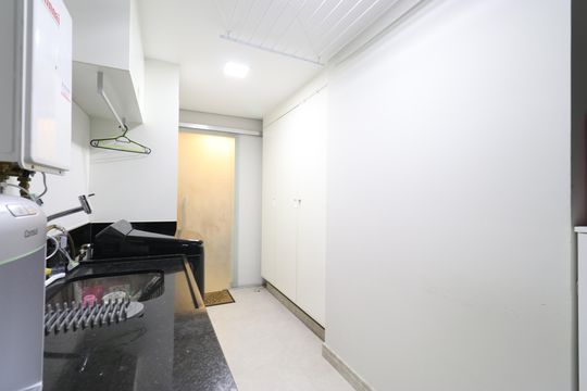 Apartamento mobiliado com 3 quartos, varanda, academia e piscina no condomínio. Ideal para compra. — Área de Serviço