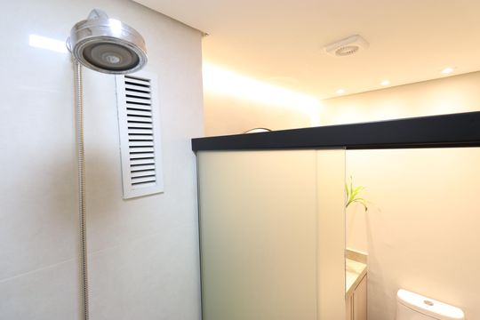 Apartamento mobiliado com 3 quartos, varanda, academia e piscina no condomínio. Ideal para compra. — Banheiro Social