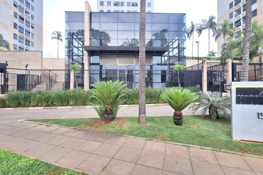 Apartamento mobiliado com 3 quartos, varanda, academia e piscina no condomínio. Ideal para compra. — Fachada
