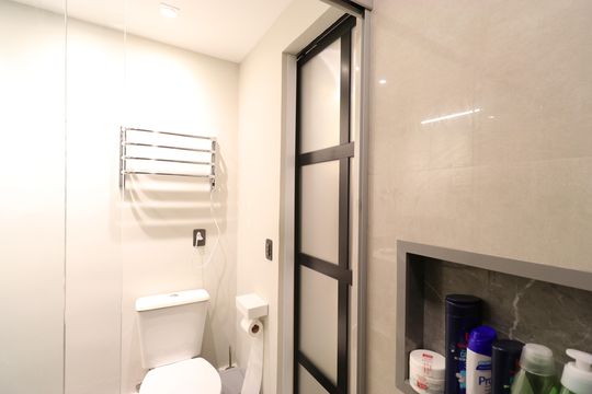 Apartamento mobiliado com 3 quartos, varanda, academia e piscina no condomínio. Ideal para compra. — Banheiro da Suíte