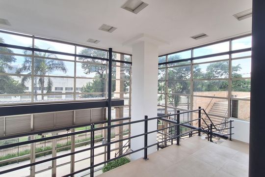 Apartamento mobiliado com 3 quartos, varanda, academia e piscina no condomínio. Ideal para compra. — Área comum