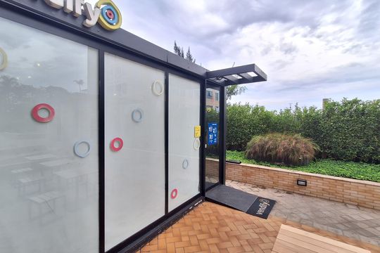 Apartamento mobiliado com 3 quartos, varanda, academia e piscina no condomínio. Ideal para compra. — Mini Mercado