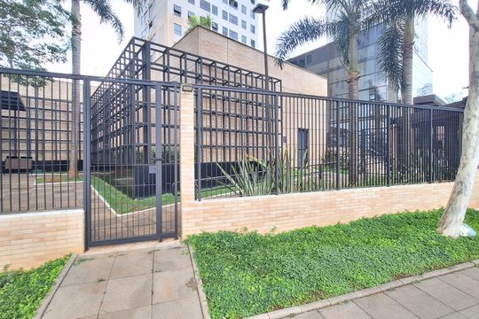 Apartamento mobiliado com 3 quartos, varanda, academia e piscina no condomínio. Ideal para compra. — Fachada