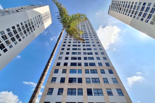 Apartamento mobiliado com 3 quartos, varanda, academia e piscina no condomínio. Ideal para compra. — Área comum