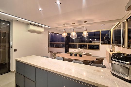 Apartamento mobiliado com 3 quartos, varanda, academia e piscina no condomínio. Ideal para compra. — Sala/Cozinha