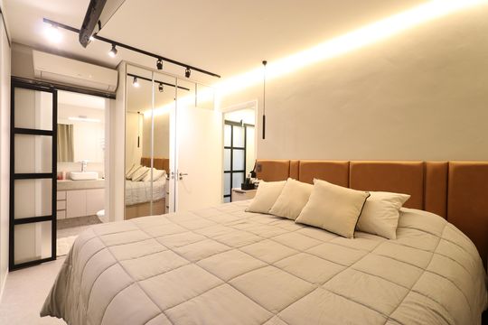 Apartamento mobiliado com 3 quartos, varanda, academia e piscina no condomínio. Ideal para compra. — Suíte