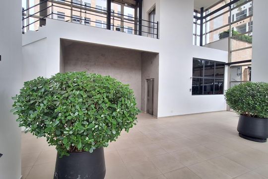 Apartamento mobiliado com 3 quartos, varanda, academia e piscina no condomínio. Ideal para compra. — Área comum