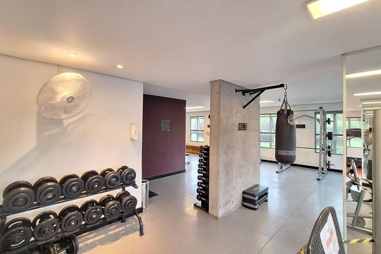 Apartamento mobiliado com 3 quartos, varanda, academia e piscina no condomínio. Ideal para compra. — Academia