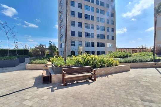 Apartamento mobiliado com 3 quartos, varanda, academia e piscina no condomínio. Ideal para compra. — Área comum