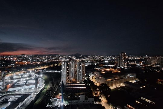 Apartamento mobiliado com 3 quartos, varanda, academia e piscina no condomínio. Ideal para compra. — Vista