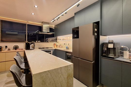 Apartamento mobiliado com 3 quartos, varanda, academia e piscina no condomínio. Ideal para compra. — Sala/Cozinha