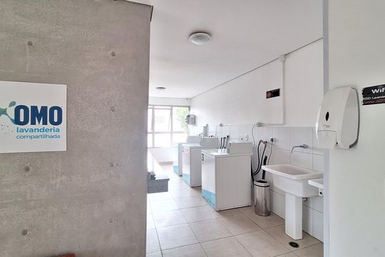 Apartamento mobiliado com 3 quartos, varanda, academia e piscina no condomínio. Ideal para compra. — Lavanderia