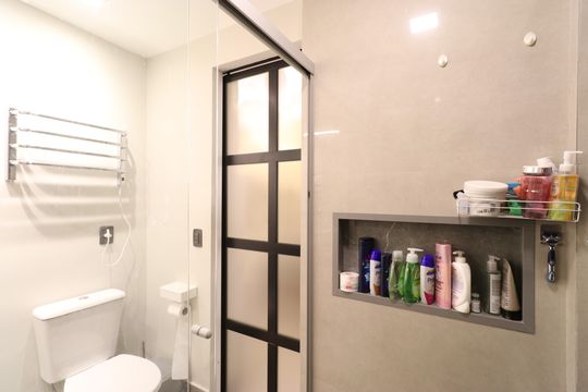 Apartamento mobiliado com 3 quartos, varanda, academia e piscina no condomínio. Ideal para compra. — Banheiro da Suíte