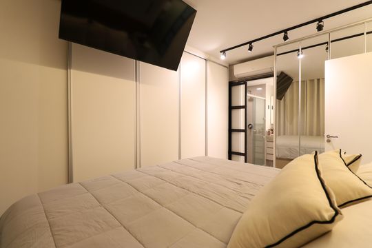 Apartamento mobiliado com 3 quartos, varanda, academia e piscina no condomínio. Ideal para compra. — Suíte