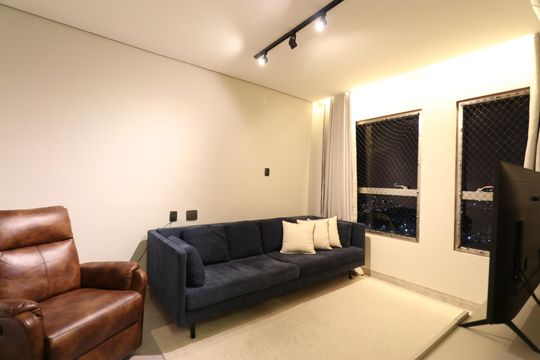 Apartamento mobiliado com 3 quartos, varanda, academia e piscina no condomínio. Ideal para compra. — Quarto 1