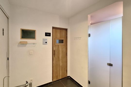 Apartamento mobiliado com 3 quartos, varanda, academia e piscina no condomínio. Ideal para compra. — Spa