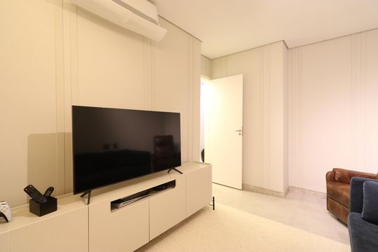 Apartamento mobiliado com 3 quartos, varanda, academia e piscina no condomínio. Ideal para compra. — Quarto 1
