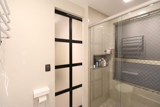 Apartamento mobiliado com 3 quartos, varanda, academia e piscina no condomínio. Ideal para compra. — Detalhe