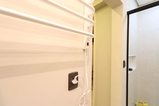 Apartamento mobiliado com 3 quartos, varanda, academia e piscina no condomínio. Ideal para compra. — Banheiro Social
