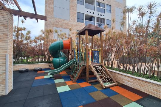 Apartamento mobiliado com 3 quartos, varanda, academia e piscina no condomínio. Ideal para compra. — Área comum - Playground