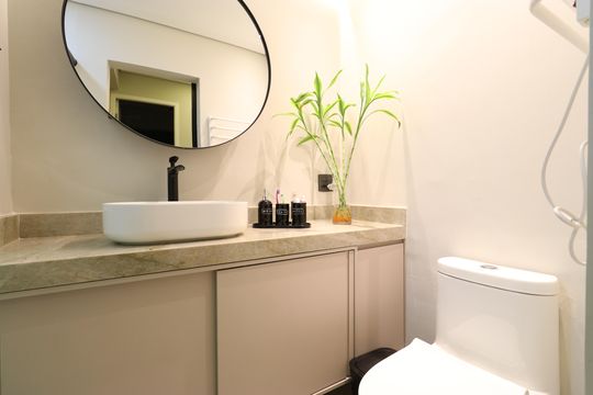 Apartamento mobiliado com 3 quartos, varanda, academia e piscina no condomínio. Ideal para compra. — Banheiro Social