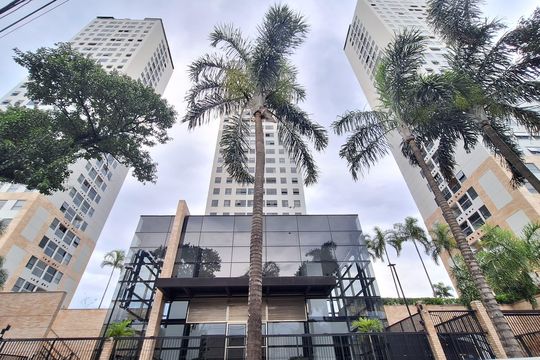 Apartamento mobiliado com 3 quartos, varanda, academia e piscina no condomínio. Ideal para compra. — Fachada