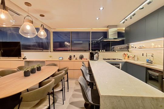 Apartamento mobiliado com 3 quartos, varanda, academia e piscina no condomínio. Ideal para compra. — Sala/Cozinha
