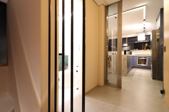 Apartamento mobiliado com 3 quartos, varanda, academia e piscina no condomínio. Ideal para compra. — Escritório